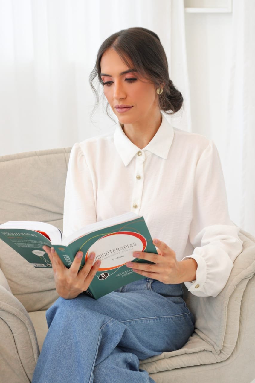 Josiana Dutra lendo um livro